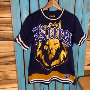 Huge Fashion Exchange king lion navy gold size medium crewneck t shirt polyester